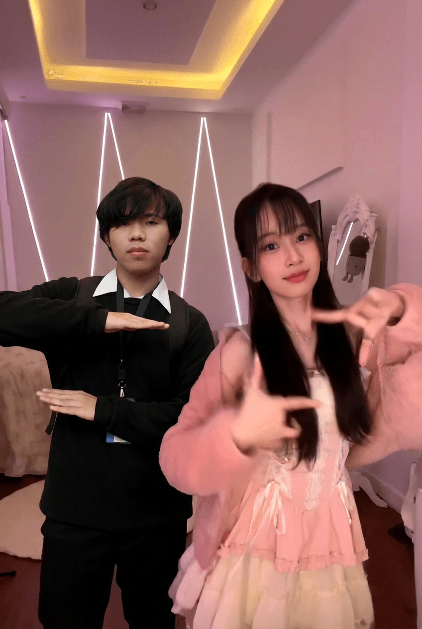 tambahkan-cowo-disebelah-kiri-cewenya-dengan-pose-pf76msy8cb