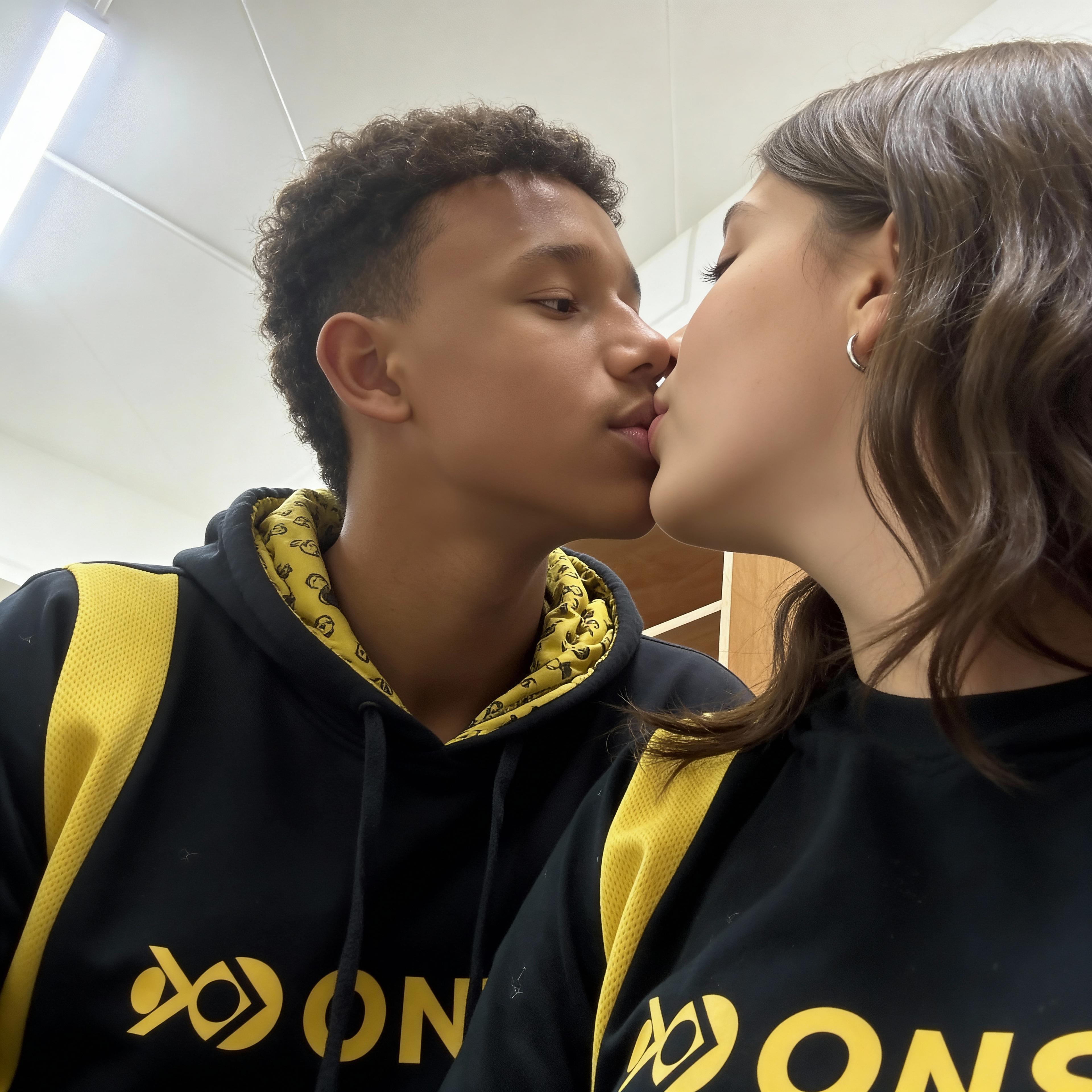 faca-eles-se-beijando-k5vpkkegrj