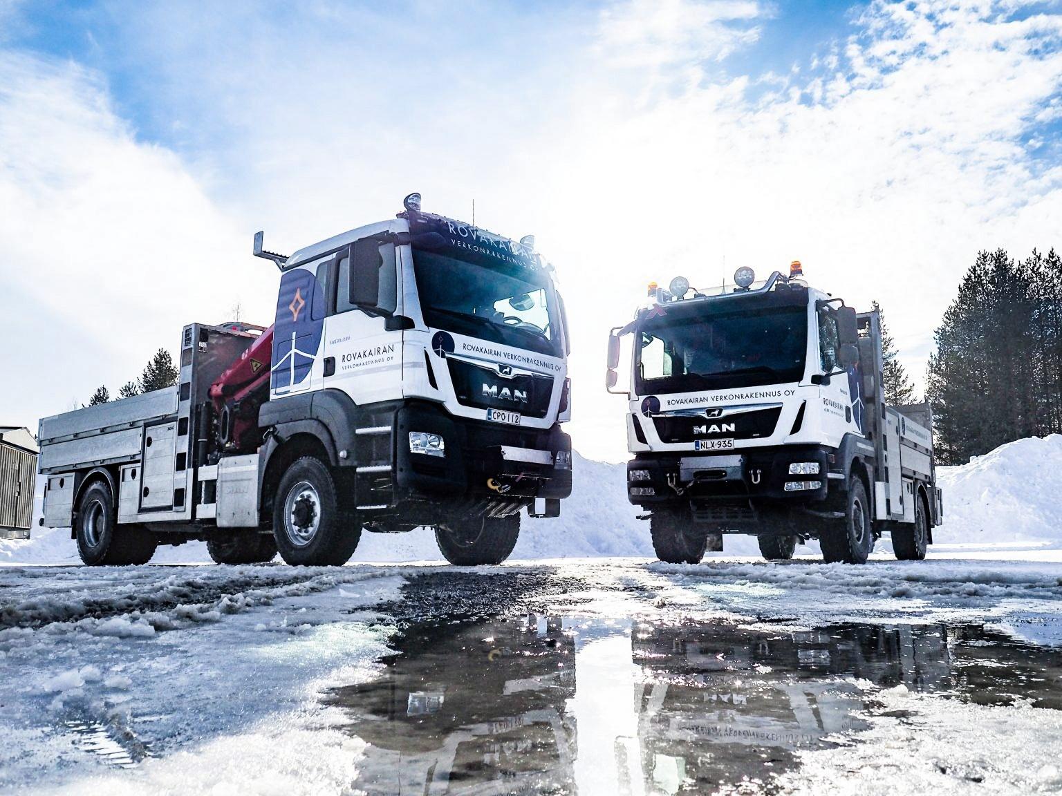 lineworker-driving-safely-on-snowy-road-eucvuho4mn