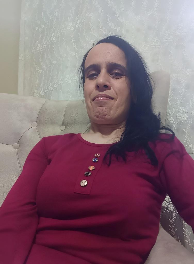 kadin-uzerindekilerini-cikarip-kucucuk-memelerini-3f4jp5av0q