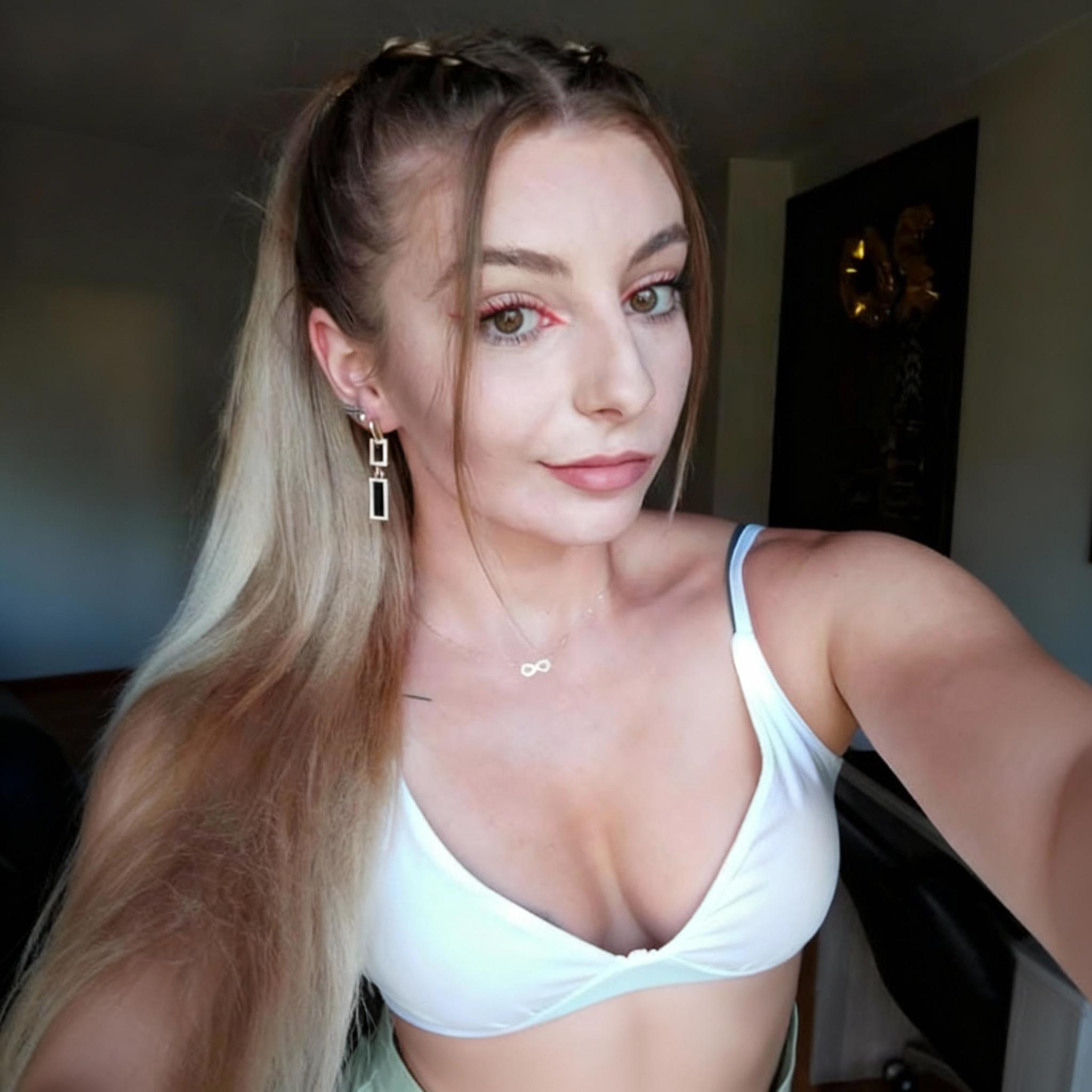 powieksz-lekko-biust-i-zdjecie-w-biustonoszu-giu5qlwobe