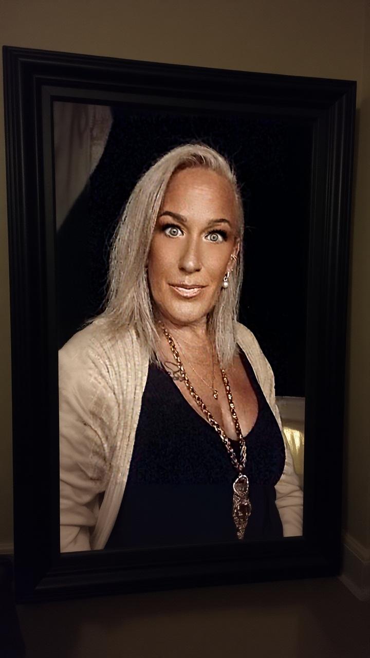 ihr-spiegelbild-in-einem-grossen-bade-spiegel-sie-nveoxds8ul