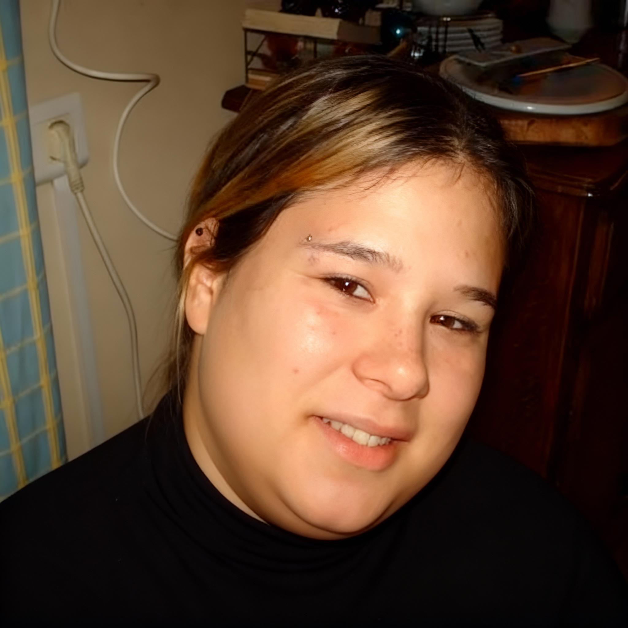 la-personne-est-un-petit-peu-plus-ronde-et-elle-a-7dxn723gle