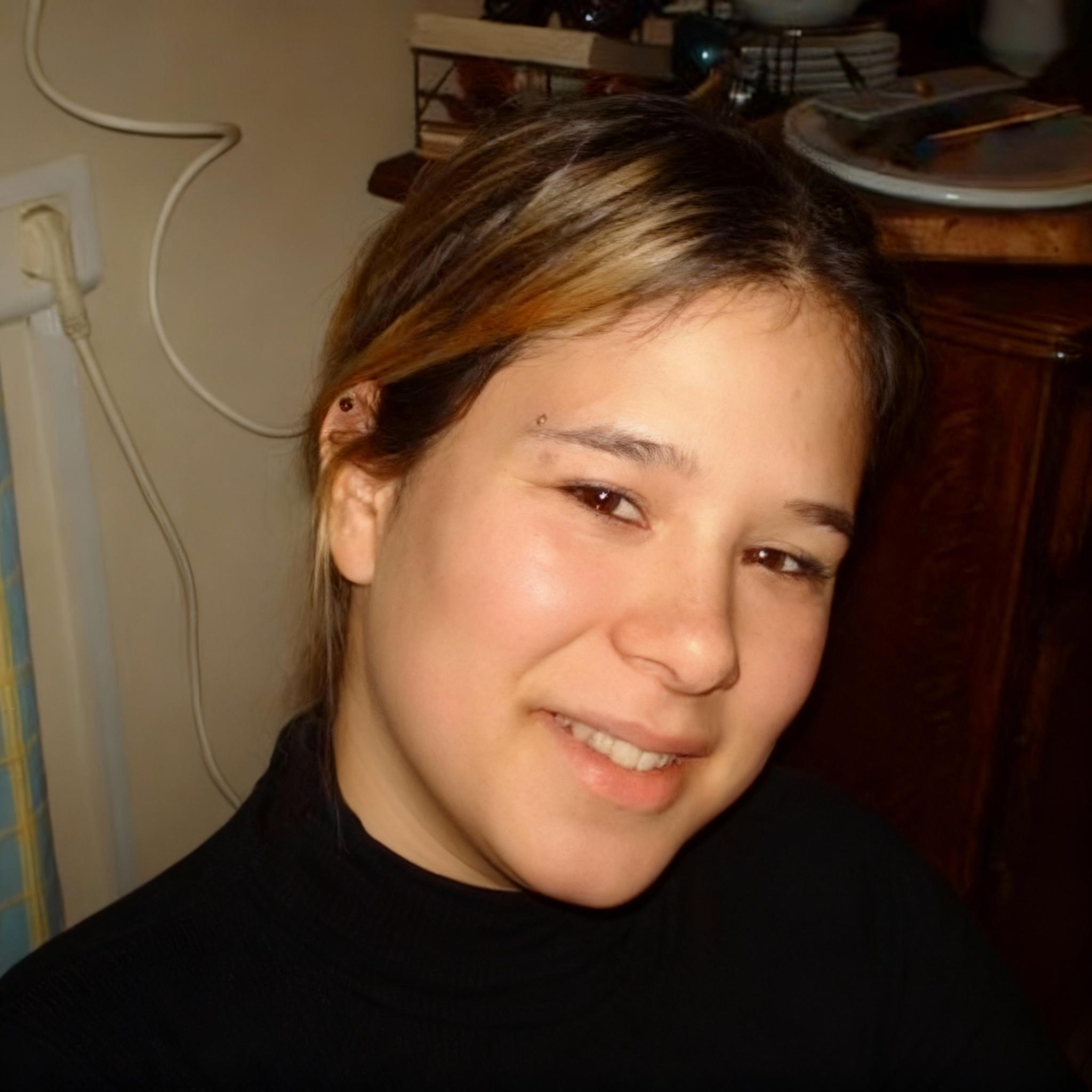 la-personne-a-35-ans-et-un-petit-peu-plus-de-joue-d7js1w2x60