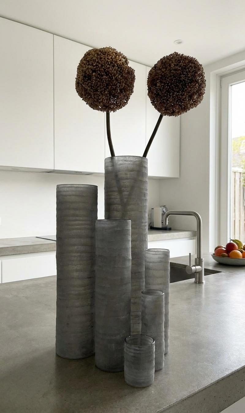 place-vases-in-modern-kitchen-fw0oysf6cx