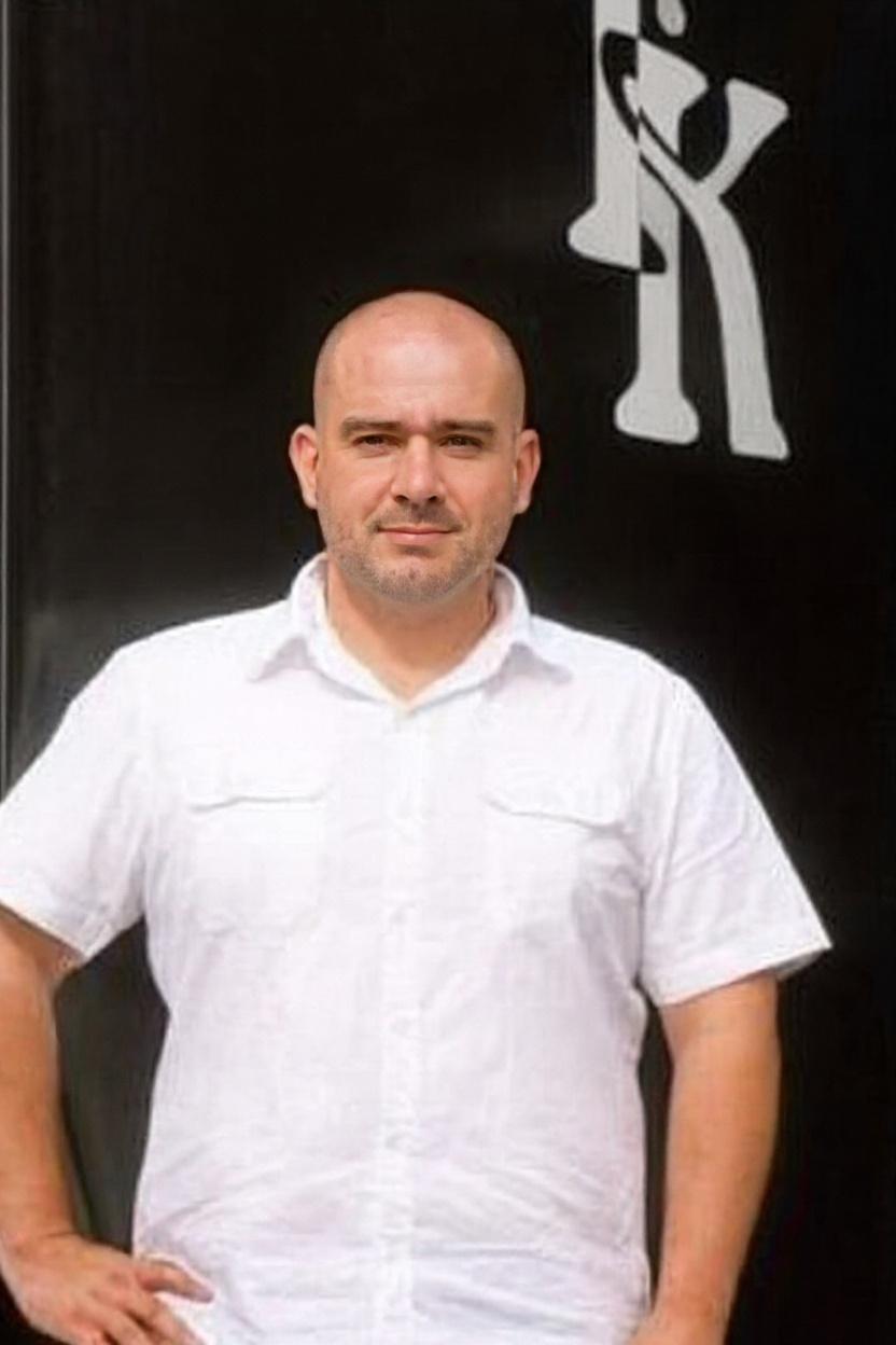 niech-facet-ten-tanczy-z-butelka-piwa-na-ktorej-cdb190x318