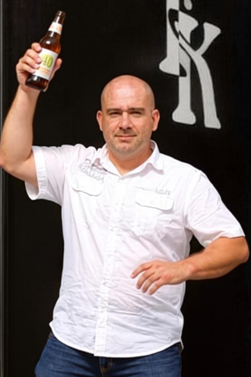 niech-facet-ten-tanczy-z-butelka-piwa-na-ktorej-il9xjp6cpg