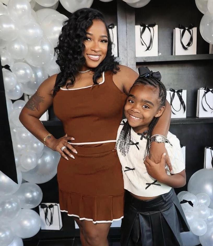 woman-pregnant-and-little-girl-kissing-woman-baby-fcol4p7tz3