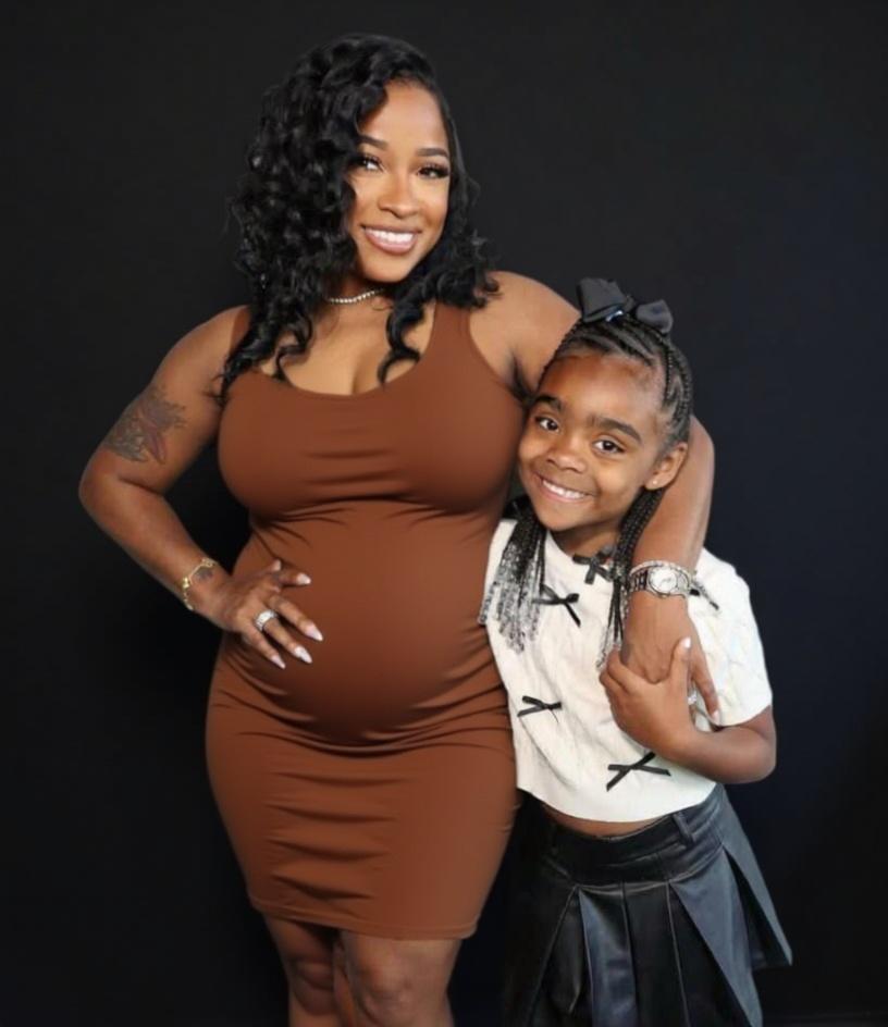 woman-pregnant-and-little-girl-kissing-woman-baby-eluh802ubs