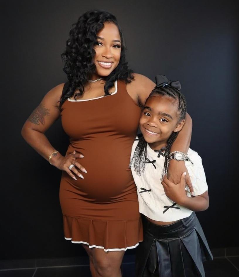 woman-pregnant-and-little-girl-kissing-her-mom-bjg9e7vr8e