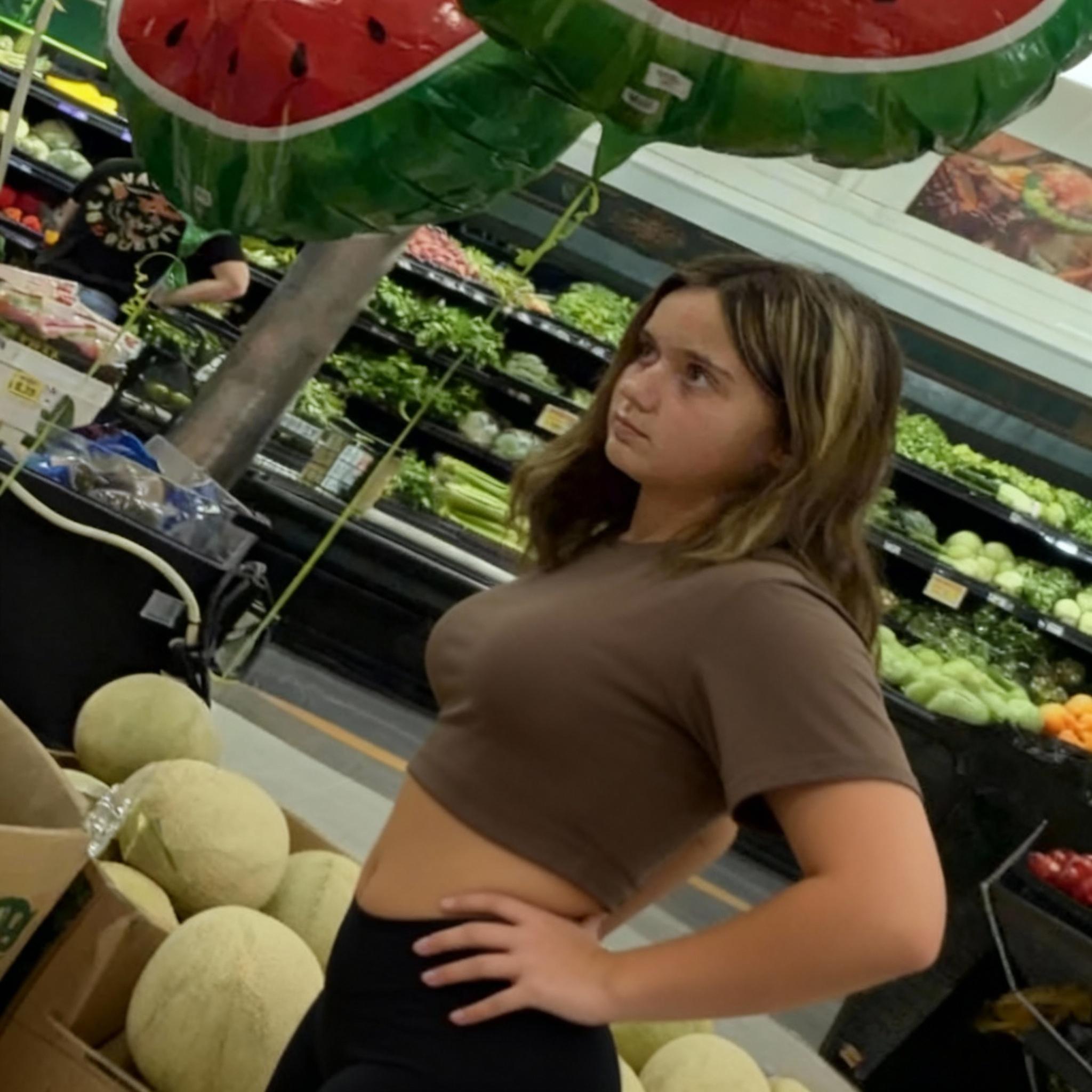 she-dont-wear-a-shirt-keeping-her-bodyshape-and-e8l0mitgj4