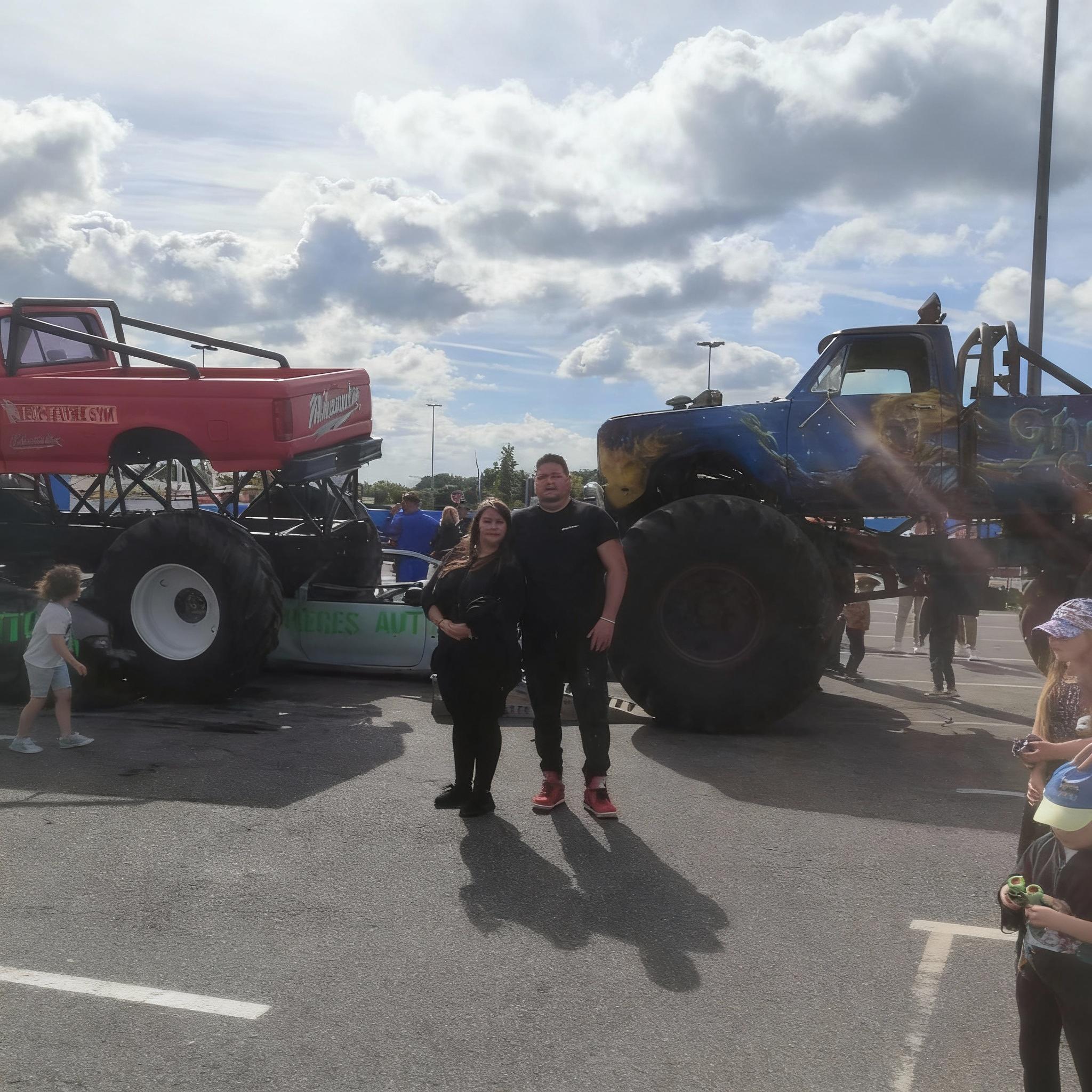 jaimerais-que-le-garcon-a-droite-avec-le-pull-k8b0m8eln5