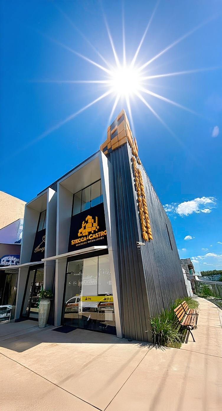 um-predio-iluminado-em-uma-com-ceu-claro-e-juc9ynzcgq