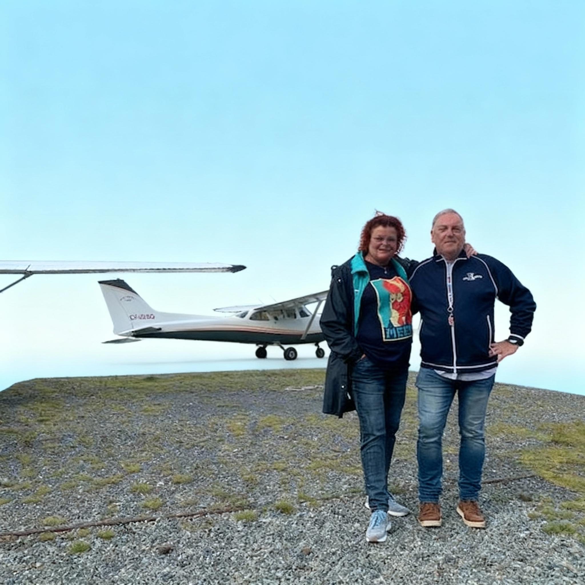 delete-background-round-the-two-people-uoyseoj2wt