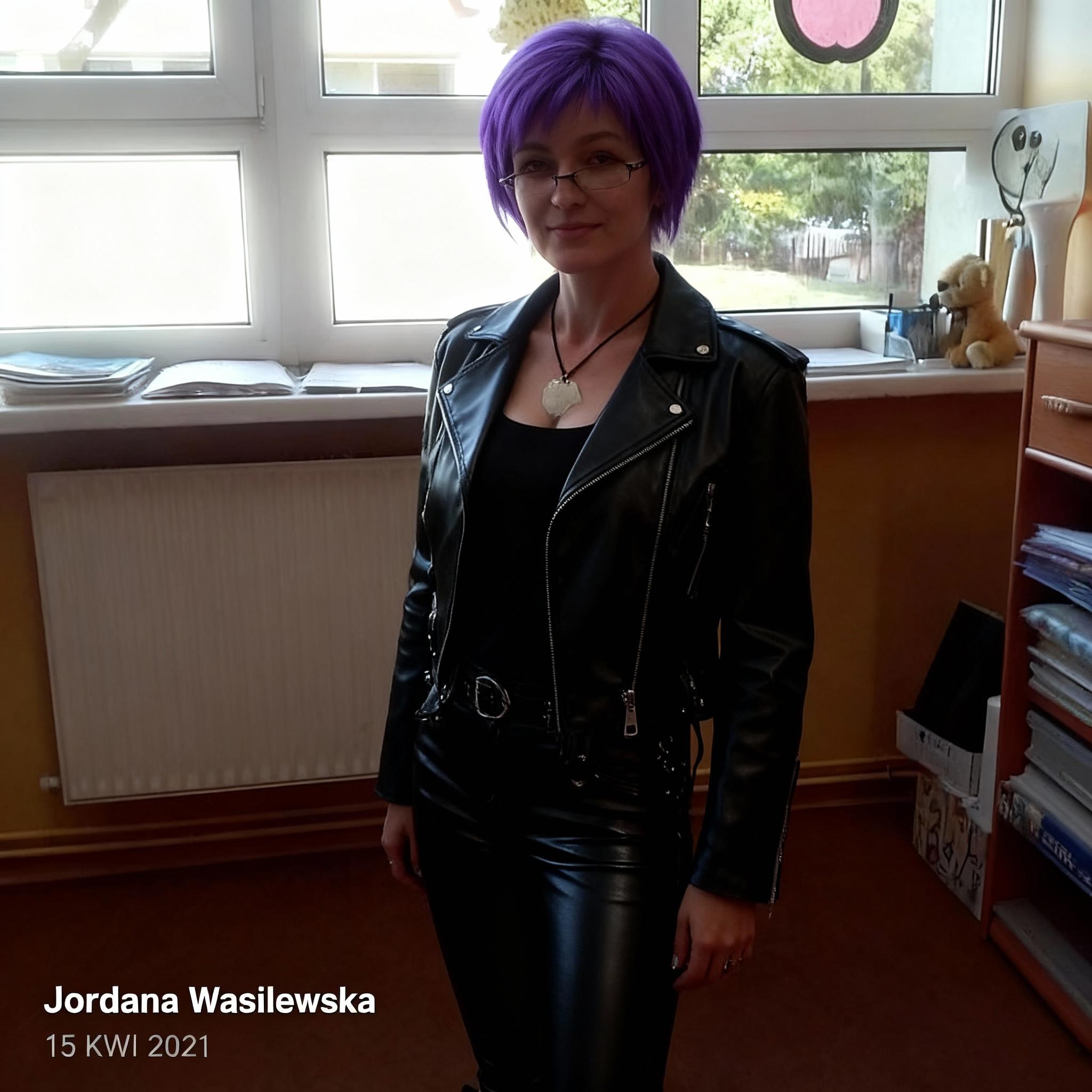 she-stand-up-and-dressed-in-goth-leather-jacket-w2o1dzkt3x