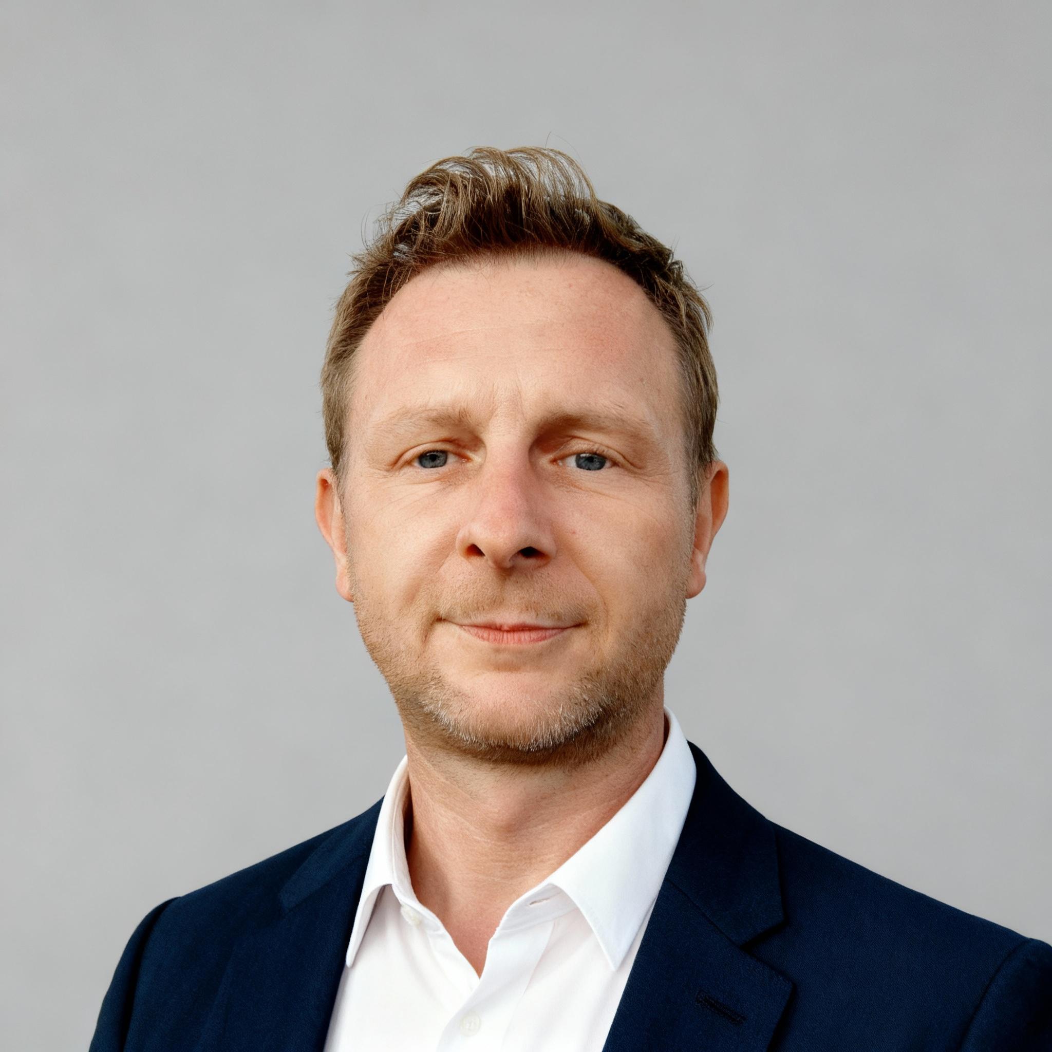 zdjecie-biznesowe-w-marynarce-i-koszuli-bez-43cvgpk775