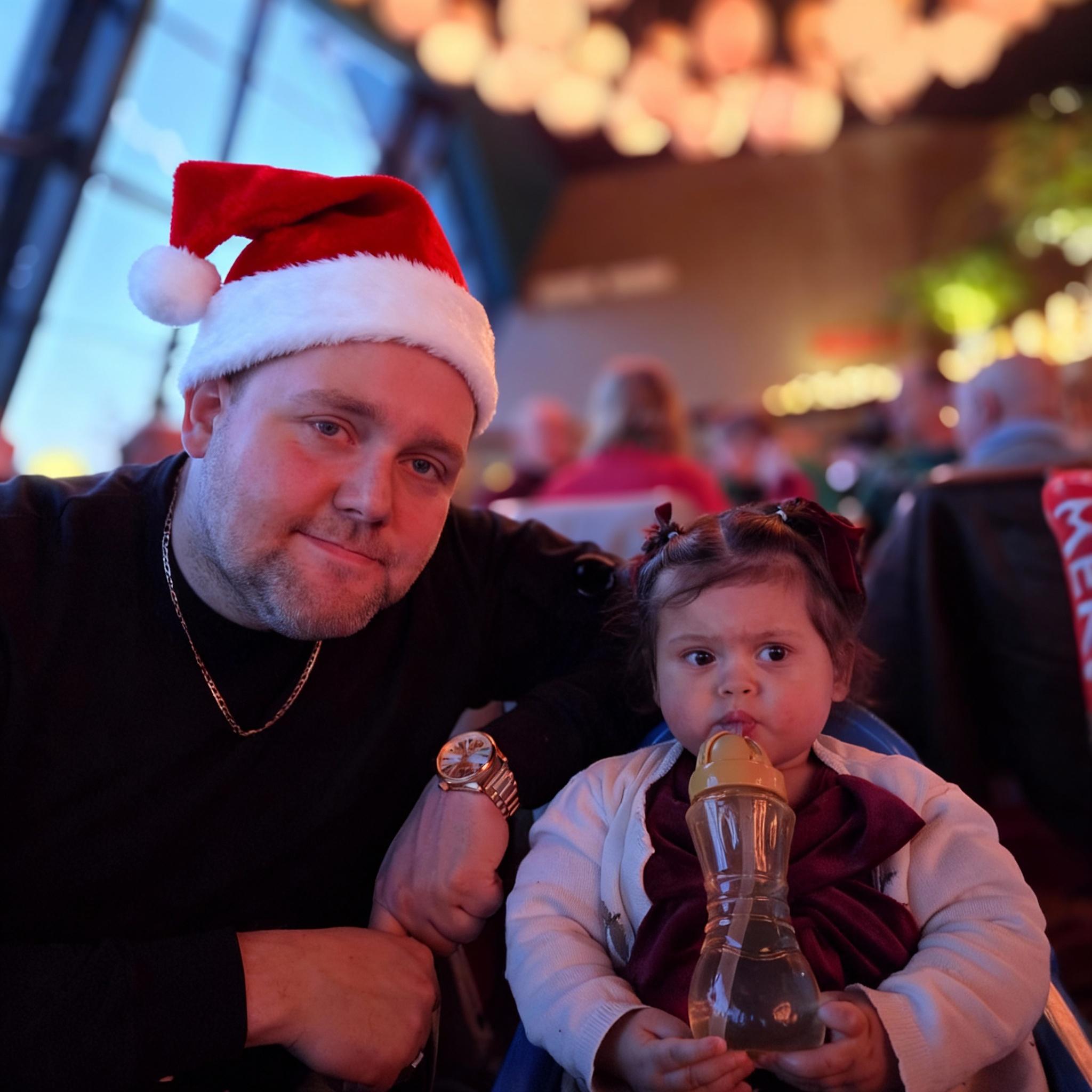 de-man-links-met-een-kerstmuts-op-7fu4gg4kza