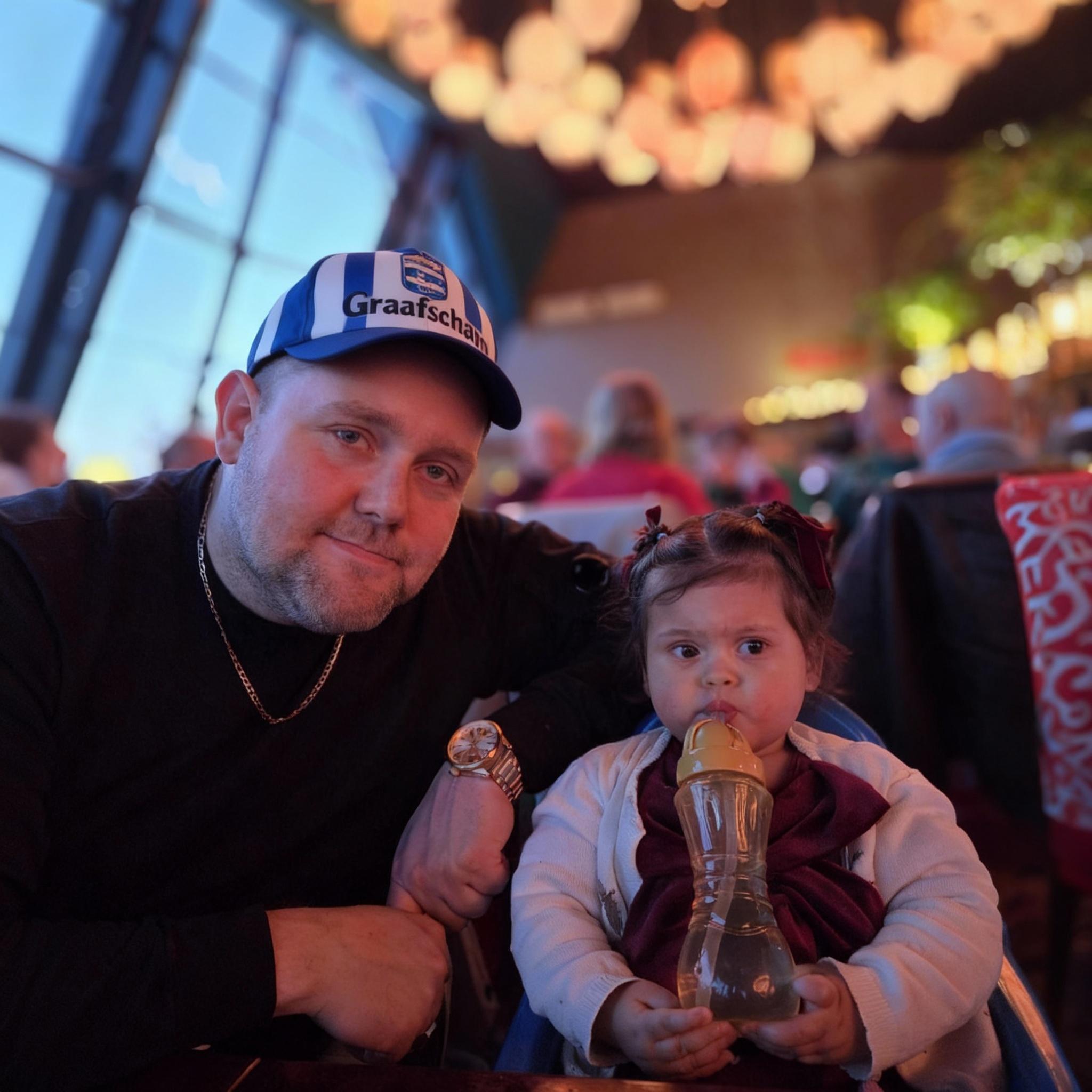 man-links-met-een-de-graafschap-muts-op-6q031r6iz4