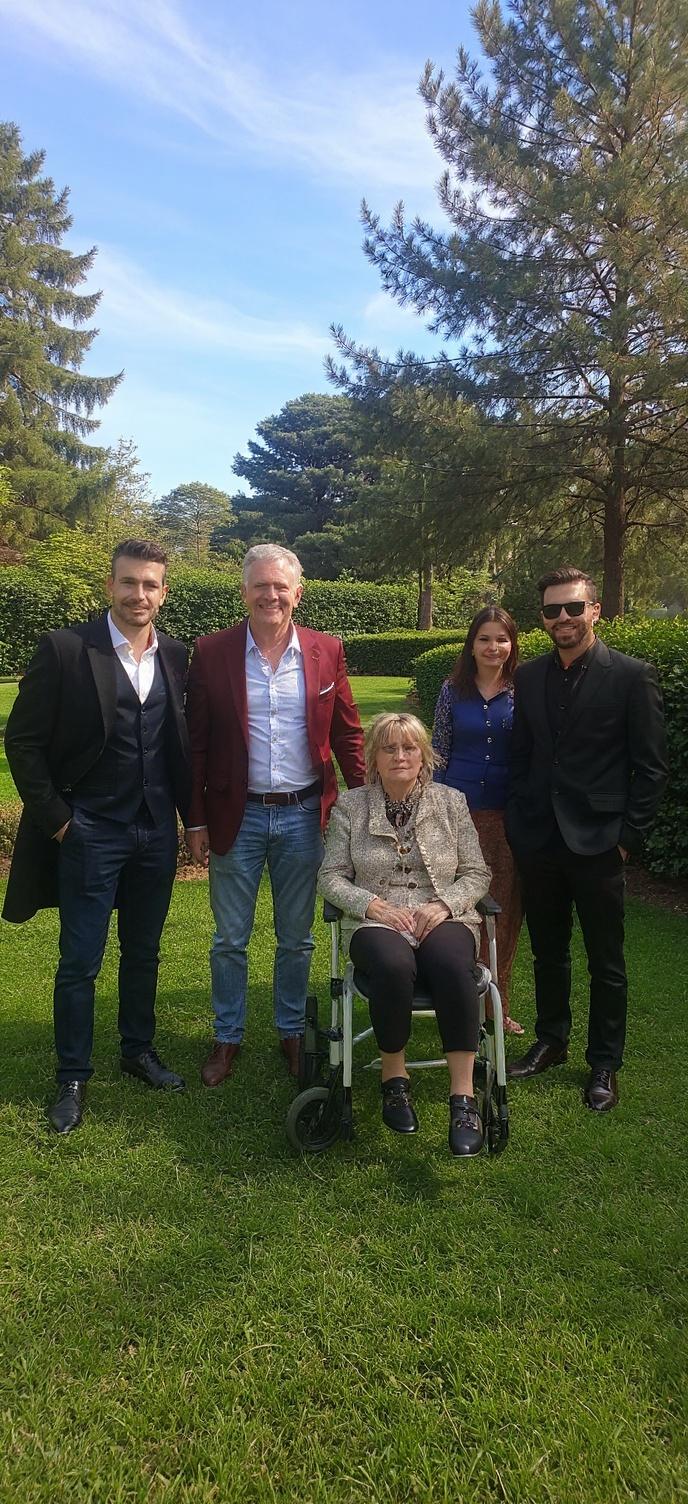 cambiar-ropa-por-trajes-elegantes-y-cambiar-fondo-nbrvjb43x1