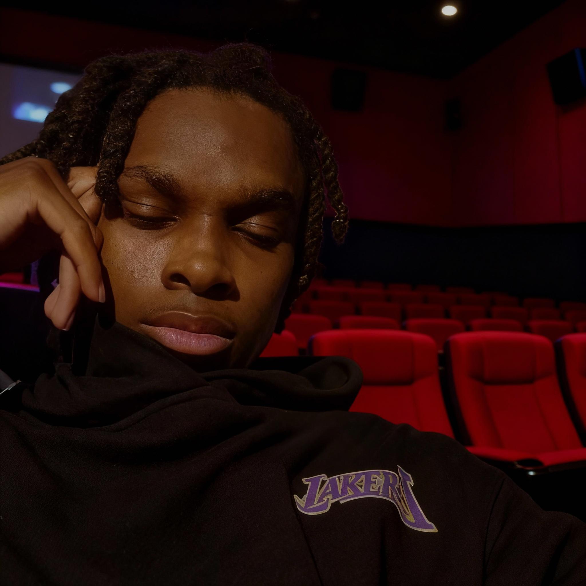 met-le-dans-une-salle-de-cinema-et-sans-lheure-sur-xr16lrzl6