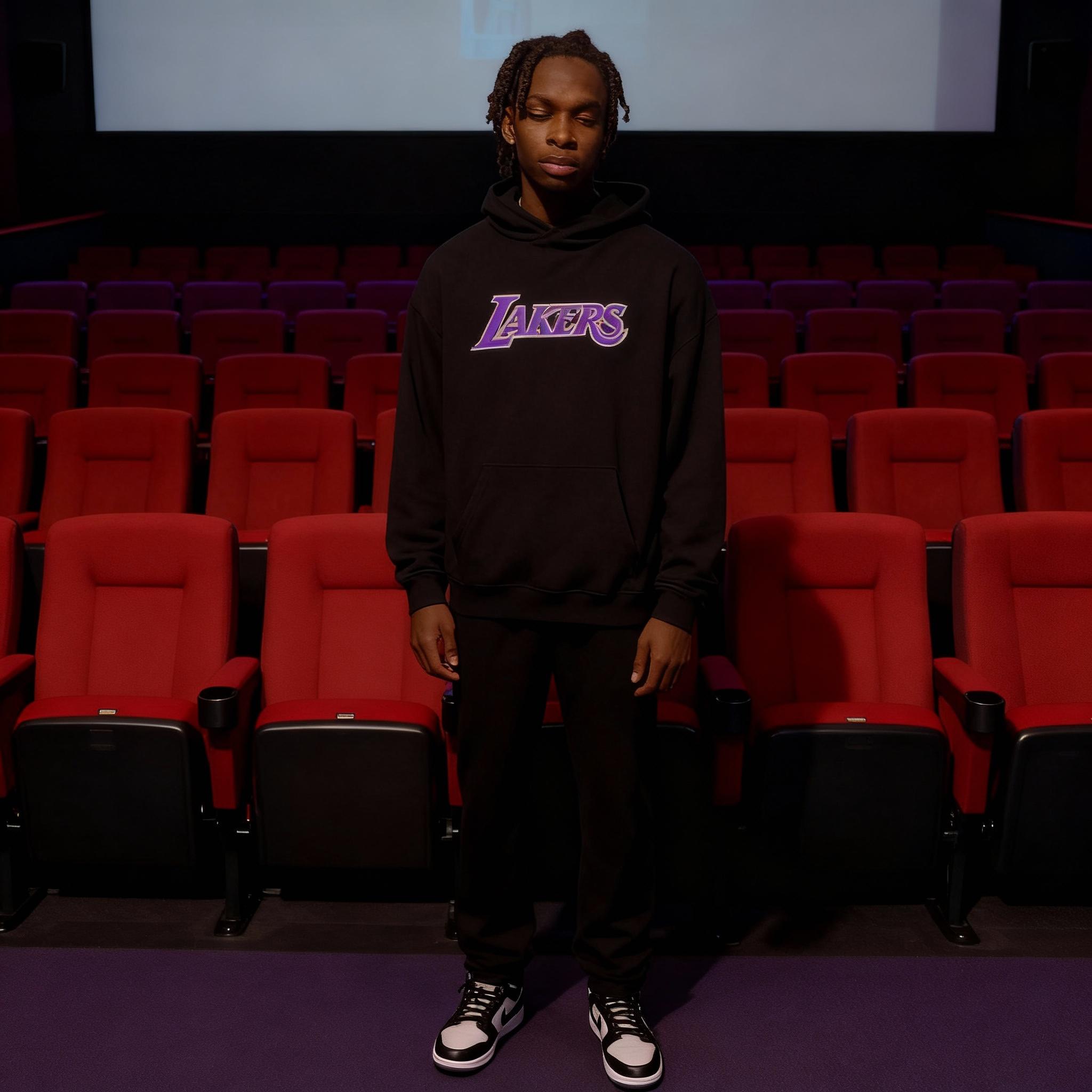 met-le-dans-une-salle-de-cinema-sur-un-siege-ou-on-erhuj49jj