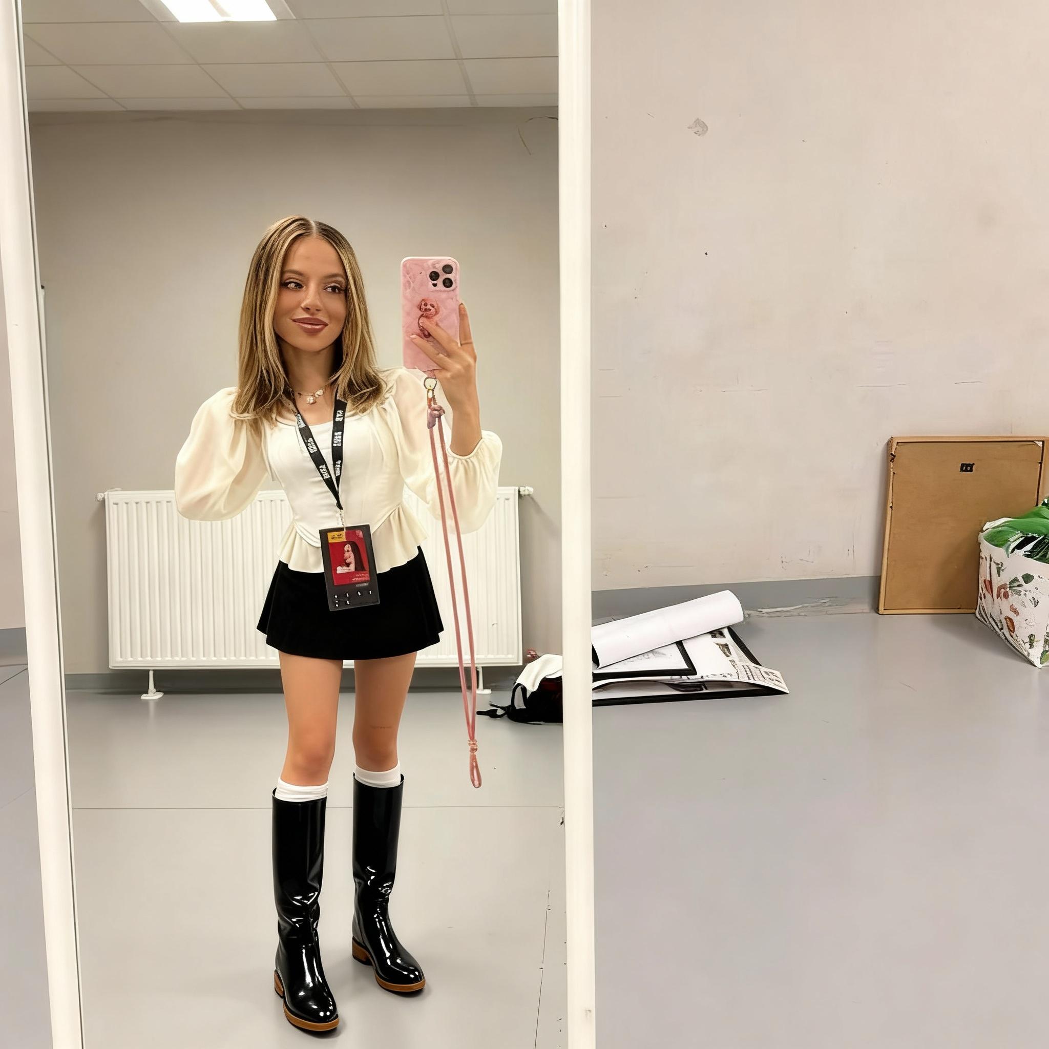 zdejmij-jej-spodnice-i-daj-jej-mniejsza-czarna-v6mzbkpr4z-1