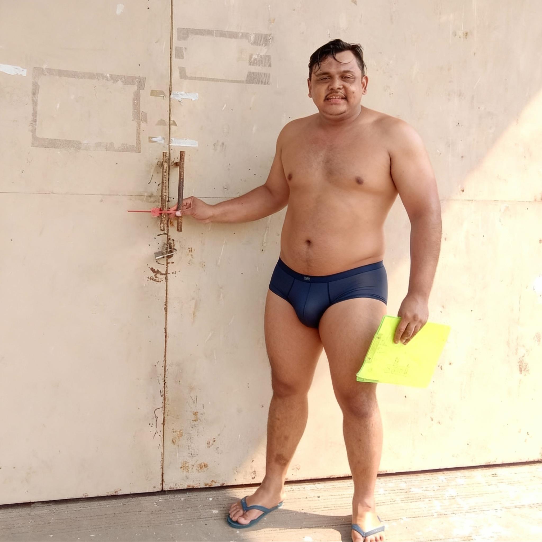 buat-pria-tersebut-jadi-shirtless-dan-hanya-rppvupa8qs