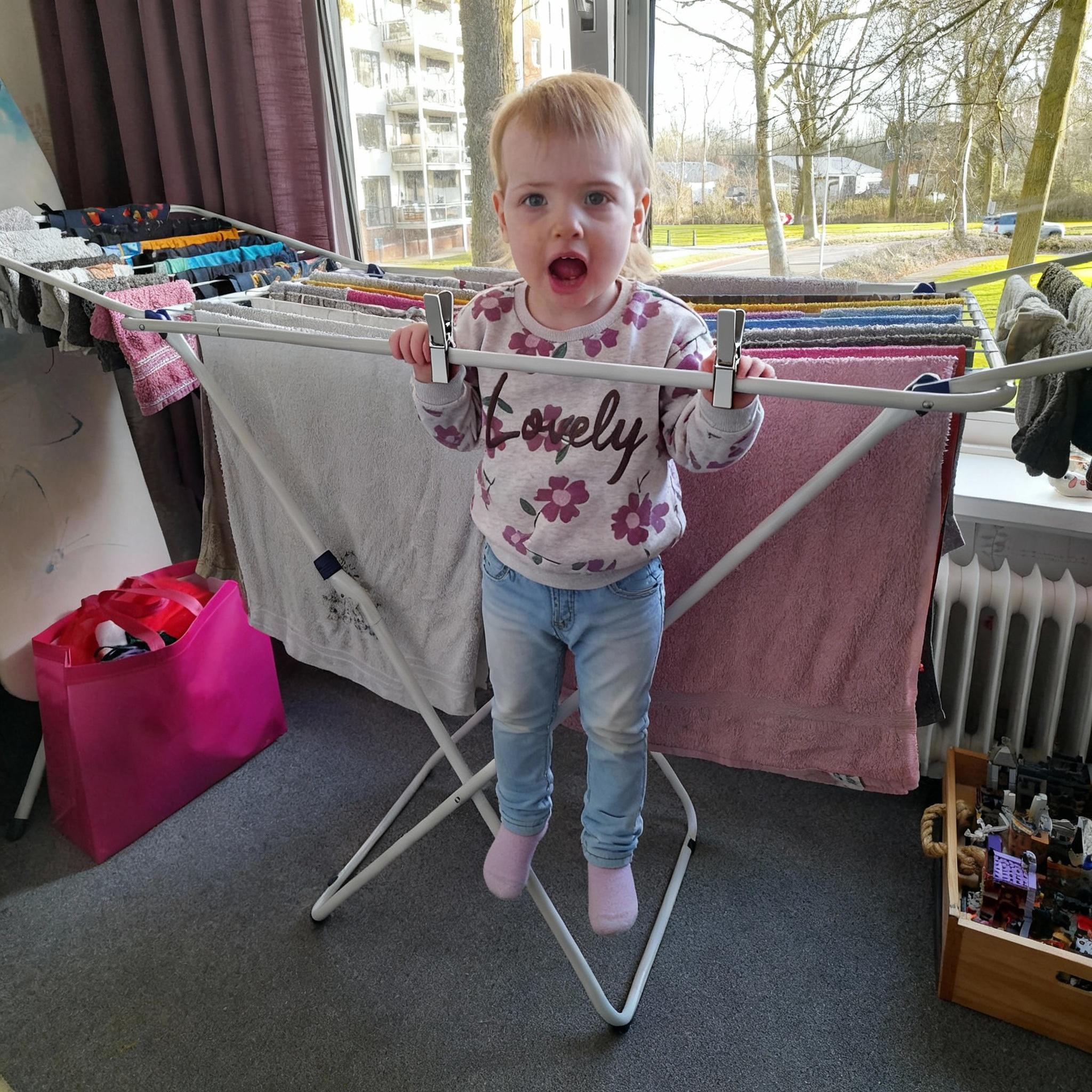 zou-je-het-kind-met-2-knijpertjes-aan-de-voorste-c85ogcc98z