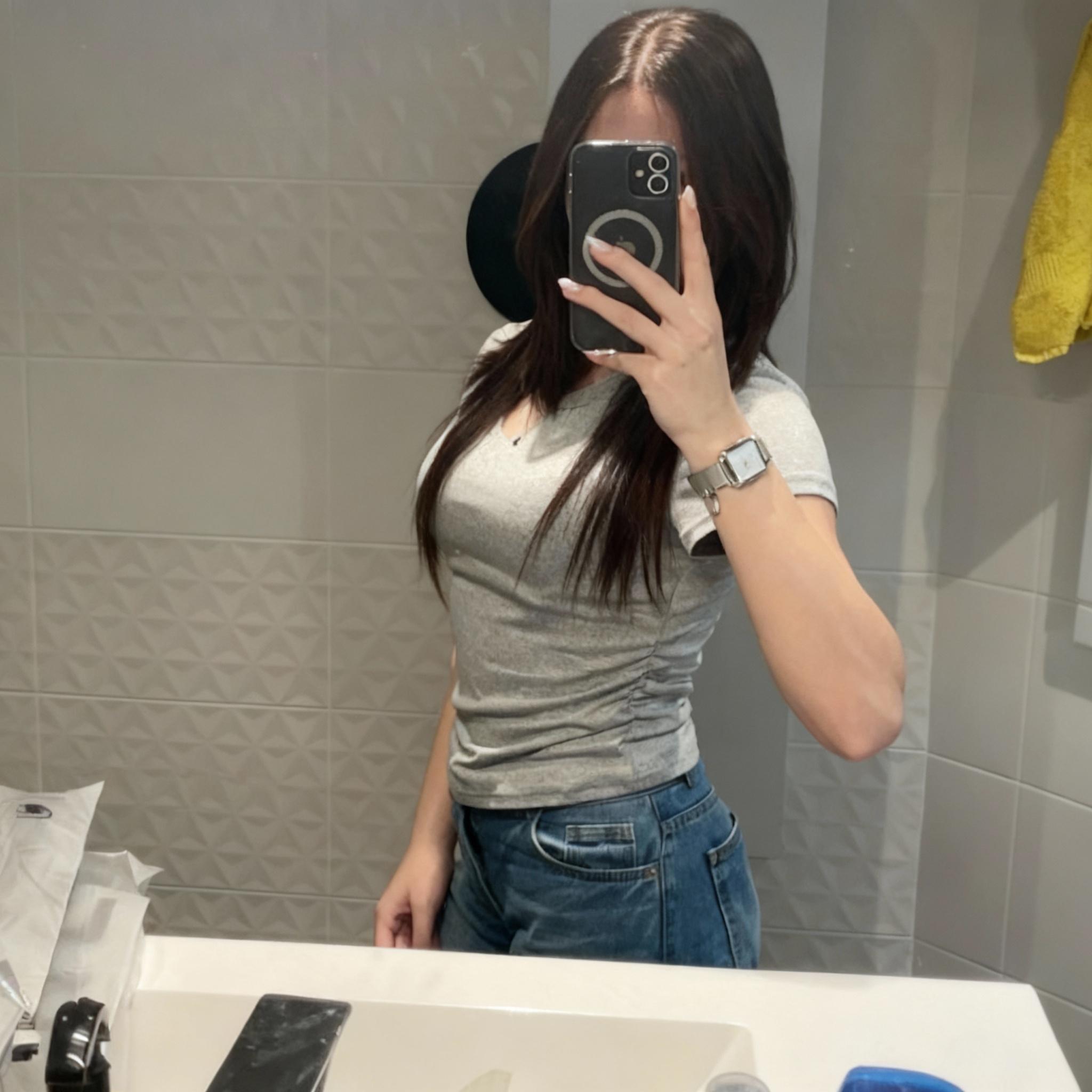 a-son-bras-gauche-supprime-les-bijoux-et-a-sa-main-74uk34trm