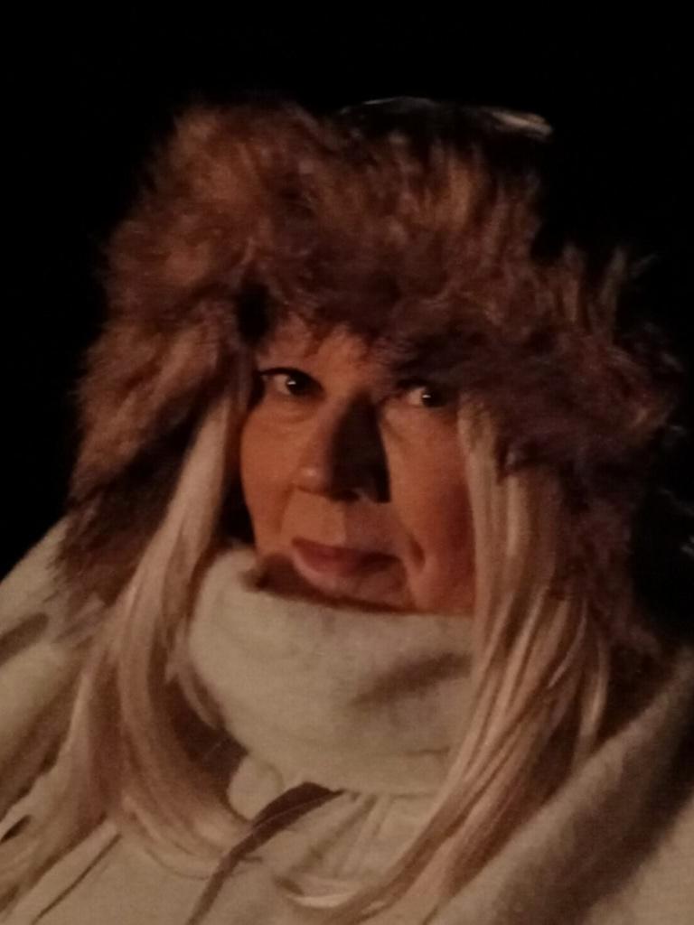 remove-label-from-the-scarf-on-the-left-do-not-gwp14zykms