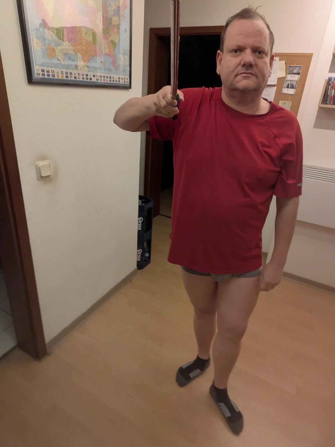 als-frau-mit-kleid-und-high-heels-und-langen-w808zhxtwu