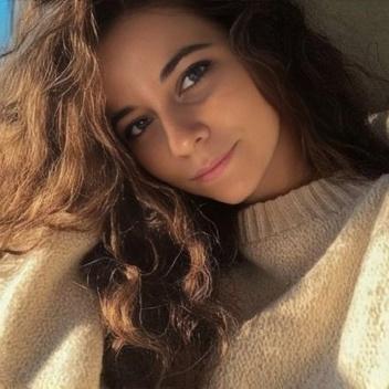 fuge-einen-schwarzen-schnurrbart-bei-der-frau-ia7hn14nxb