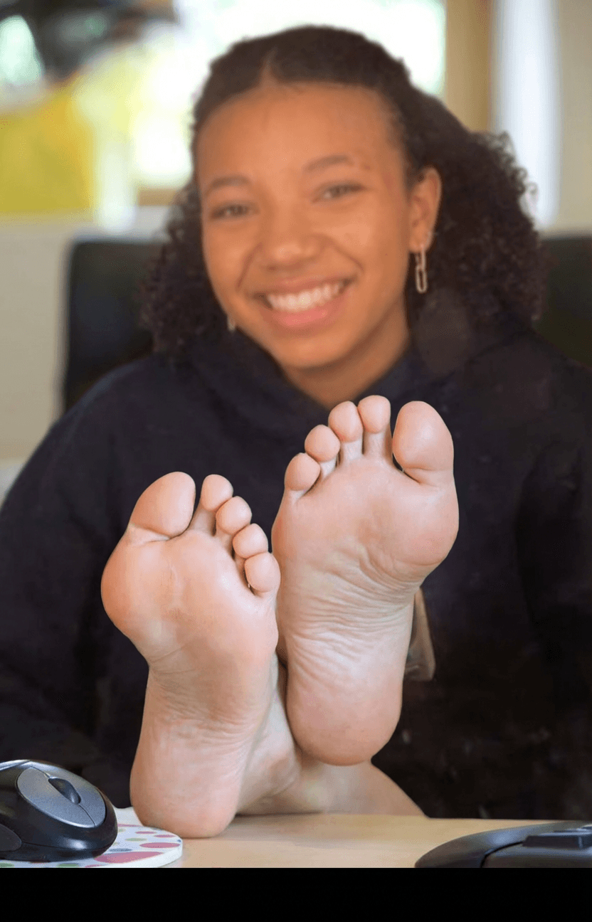 remove-the-original-person-sitting-at-the-desk-hs31st6f6s