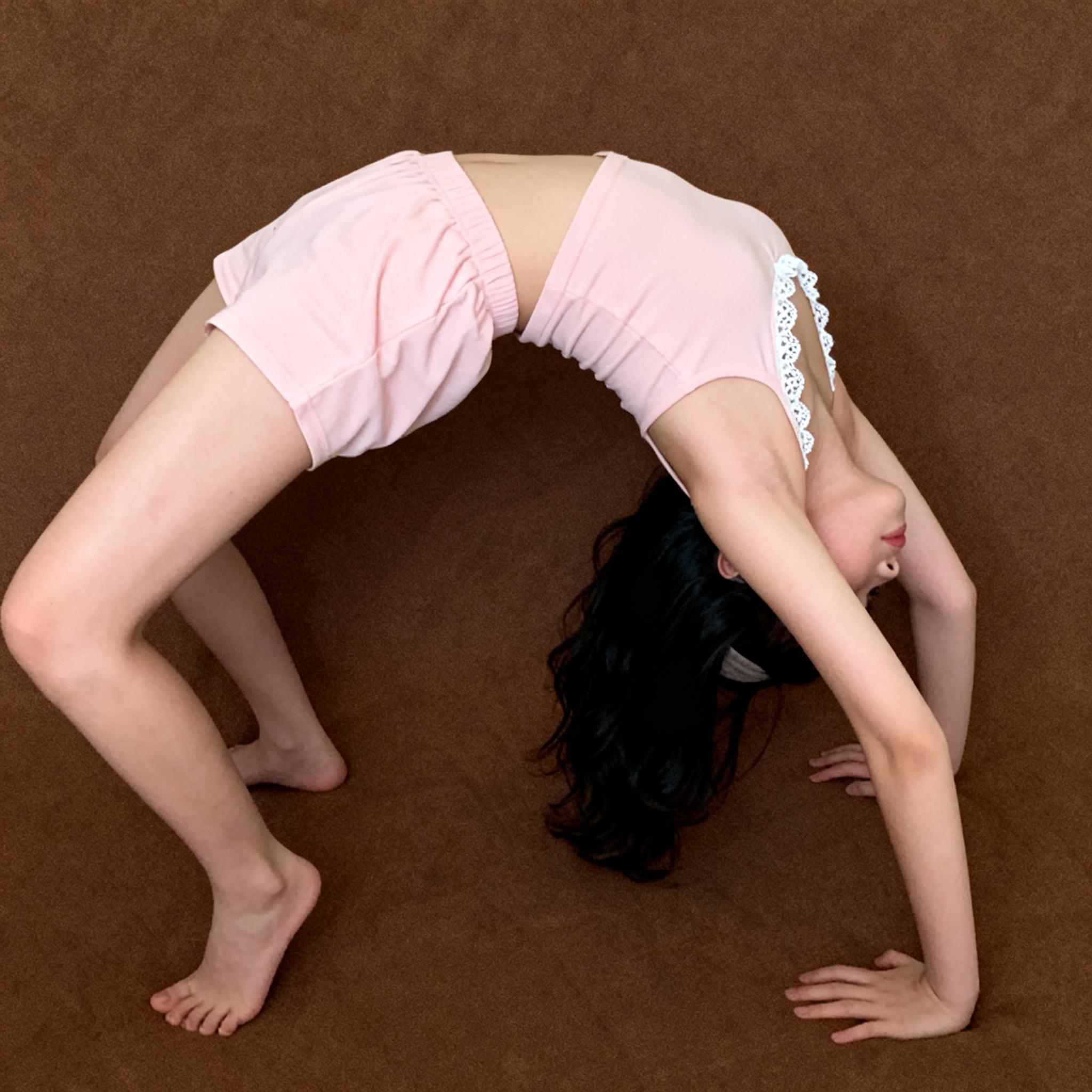 make-her-bend-and-arche-like-the-girl-pose-in-the-qivl32s6uk