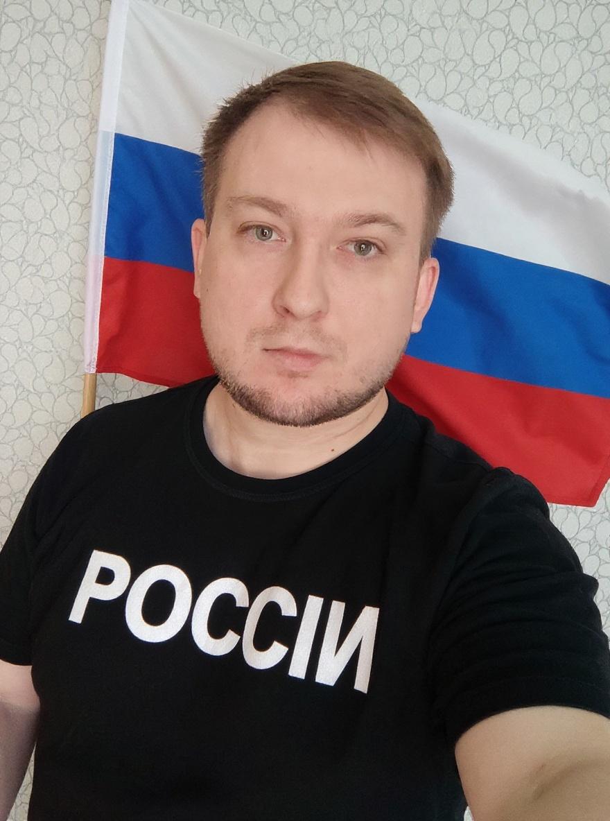 ya-a-kostyume-darta-vejdera-stoyu-na-fone-pole-72gvpp4vxa