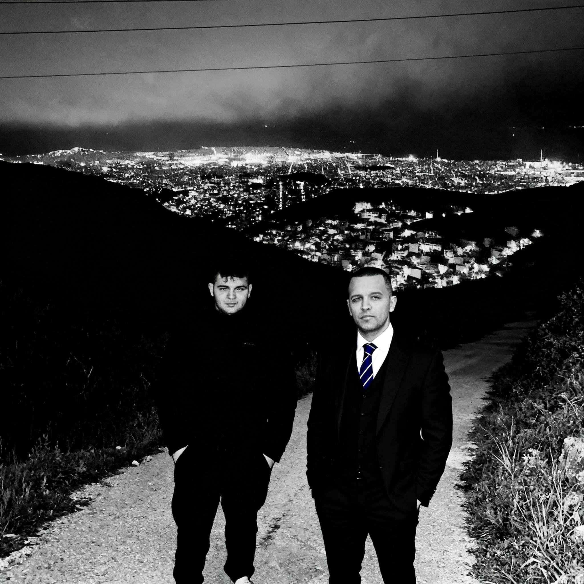 8elw-na-steketai-dipla-moy-2c245x4ws7