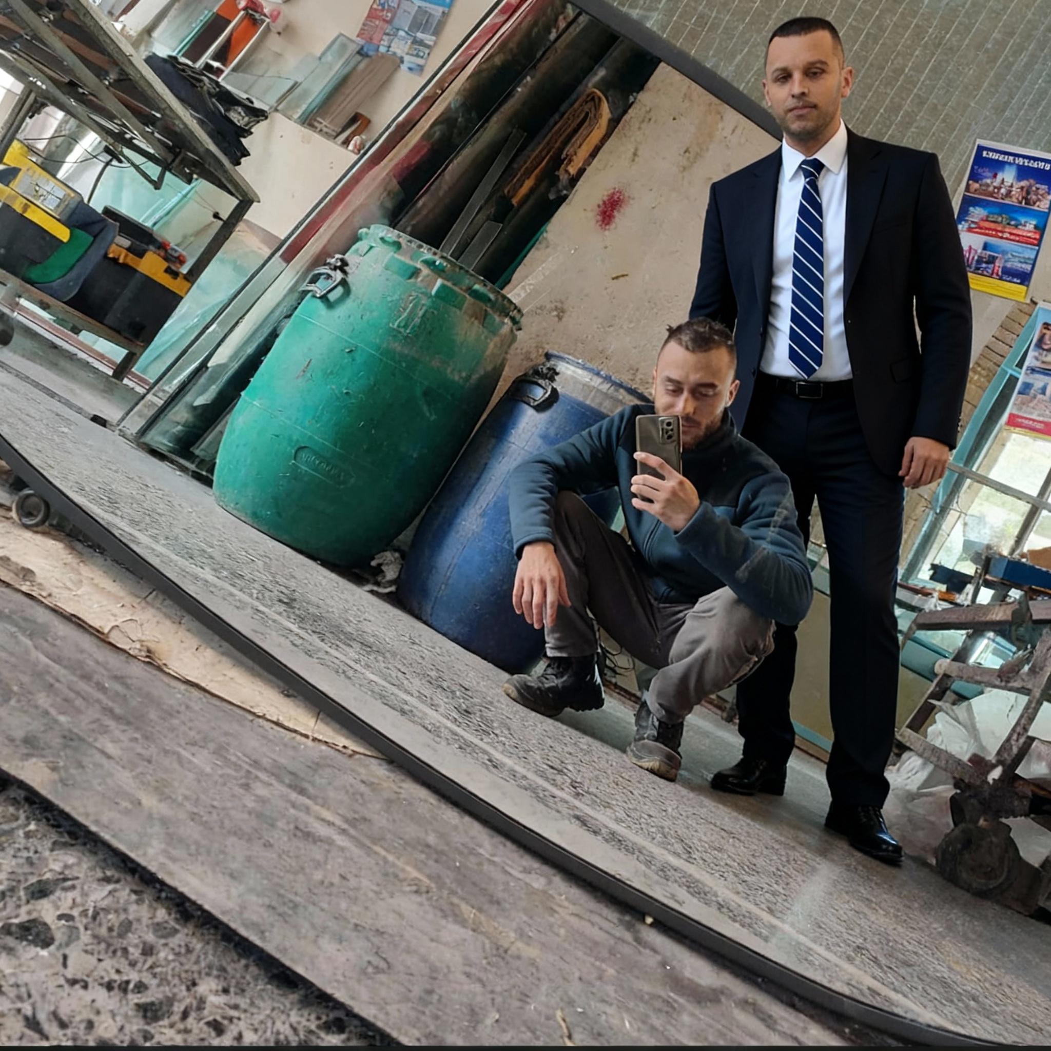 8elw-na-steketai-dipla-moy-6ft3txmtva