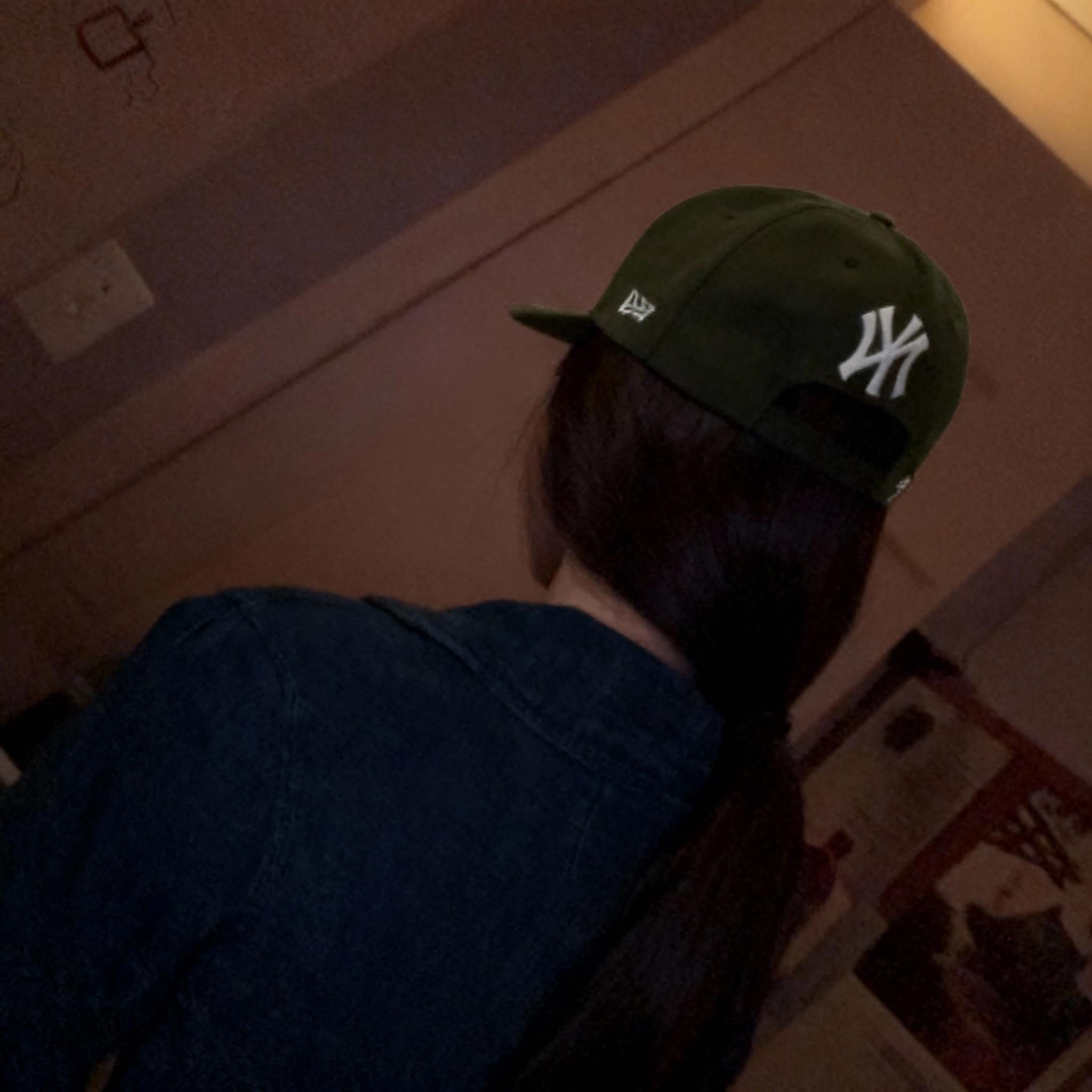 move-her-hair-to-her-back-oka2rlnt58