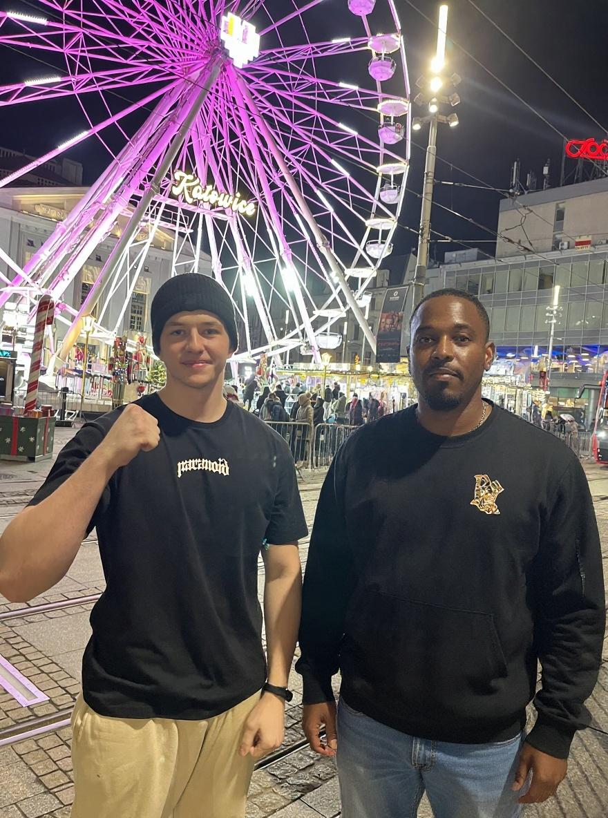 remove-the-gentleman-on-the-right-let-travis-scott-m2pxk1yf9