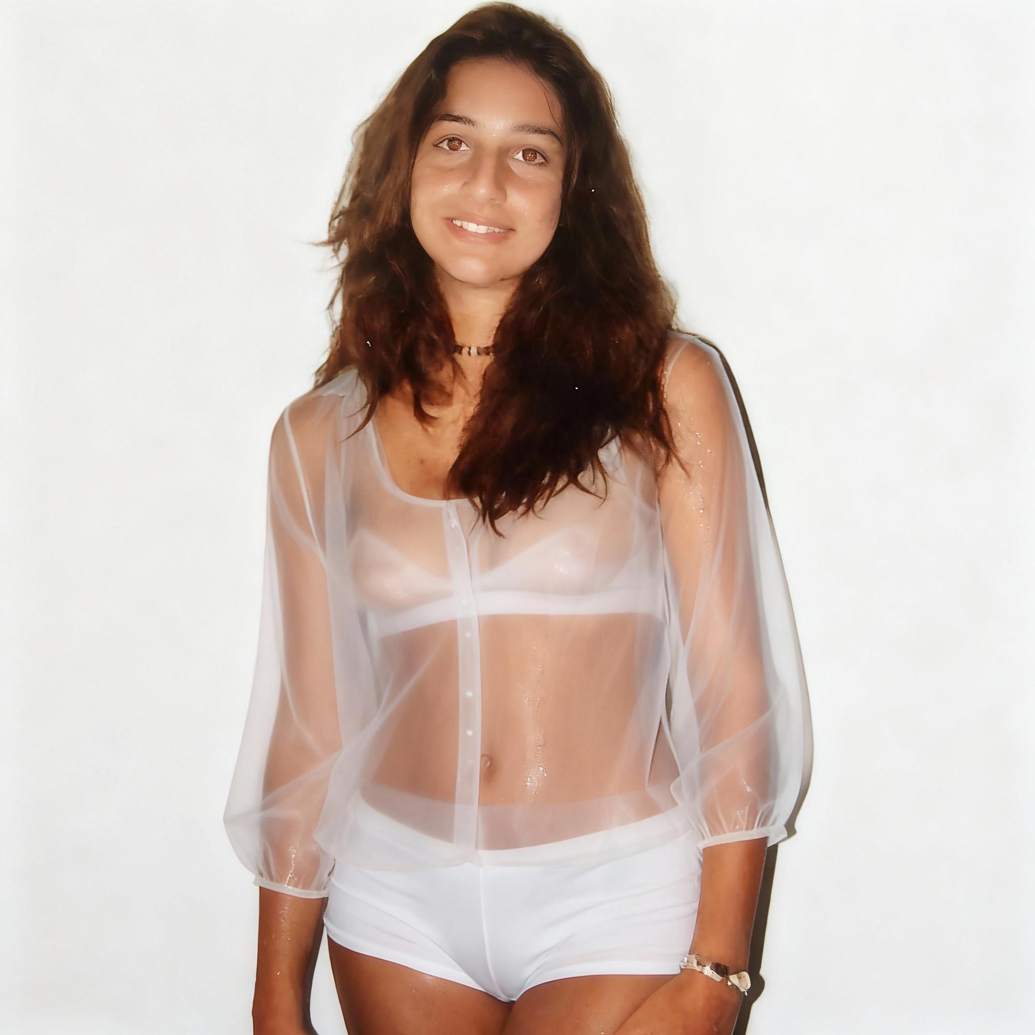 ela-esta-de-micro-calcinha-e-uma-mini-blusa-orhinqu1q1