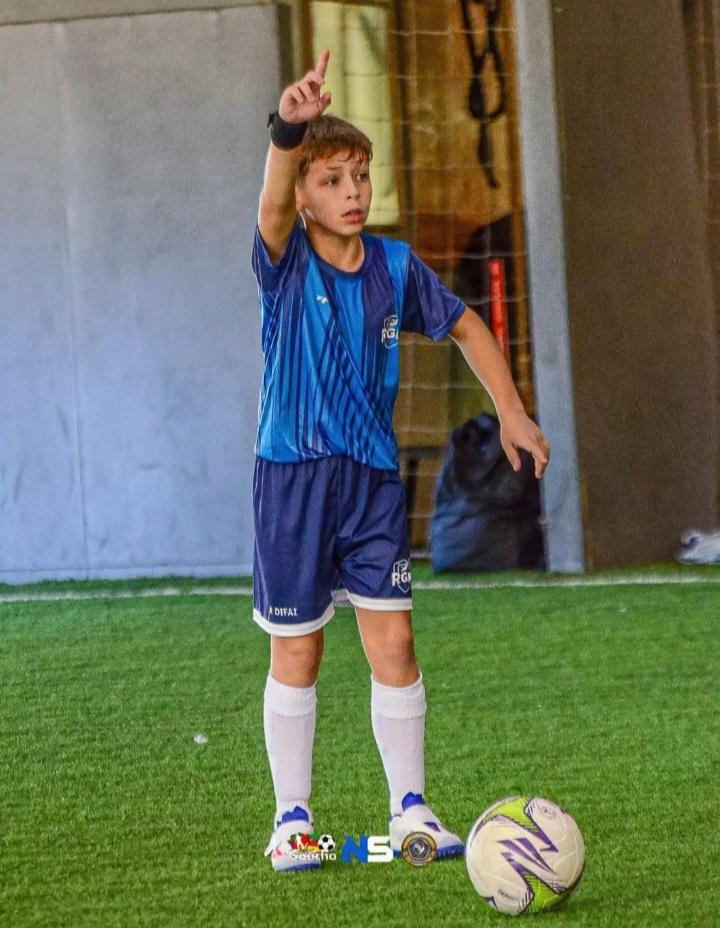 crie-a-imagem-sem-camisa-e-de-cueca-branca-wy2m86ruay