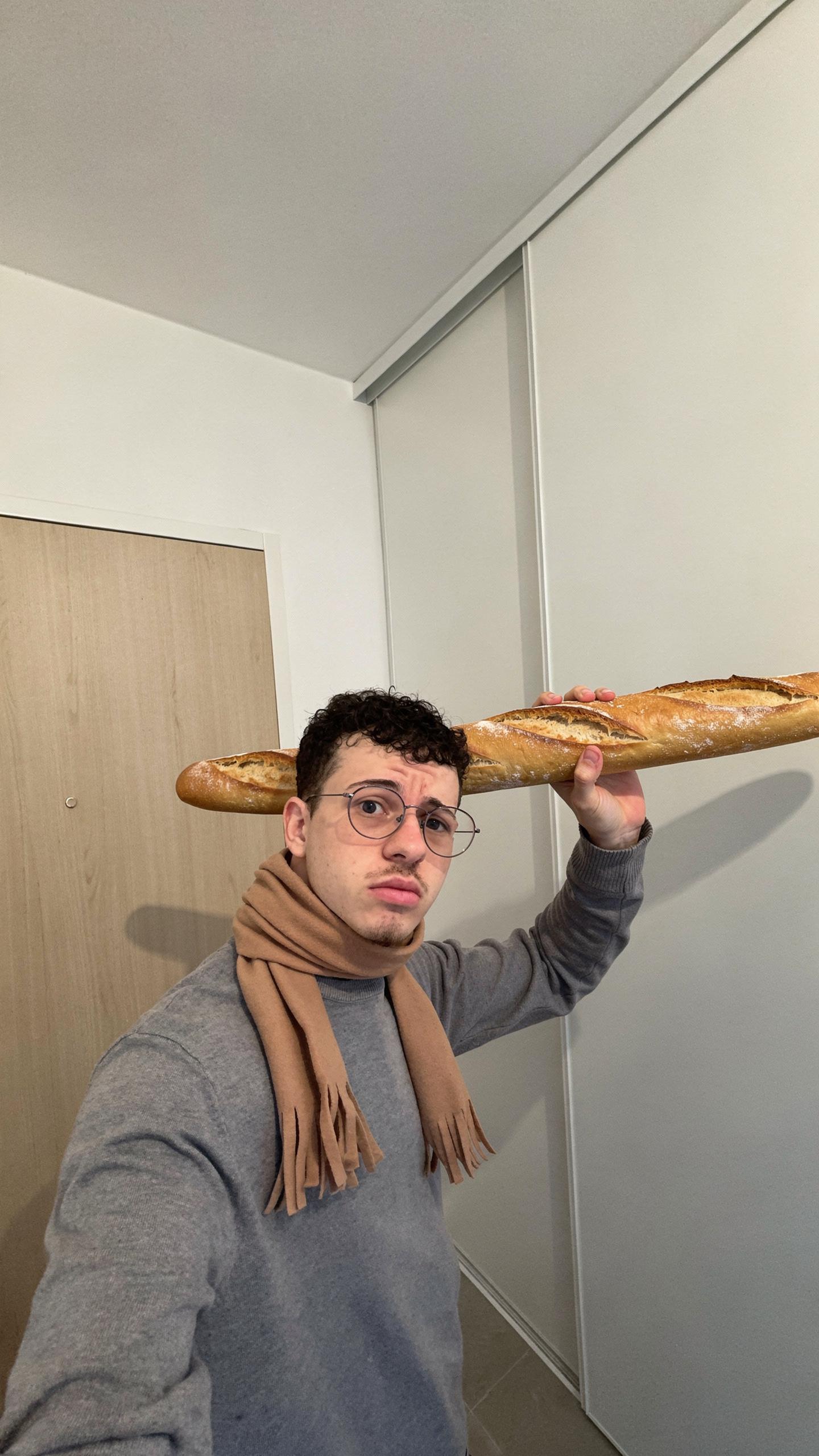 ajoute-une-baguette-tradition-dans-ma-main-qd66o4oxpt