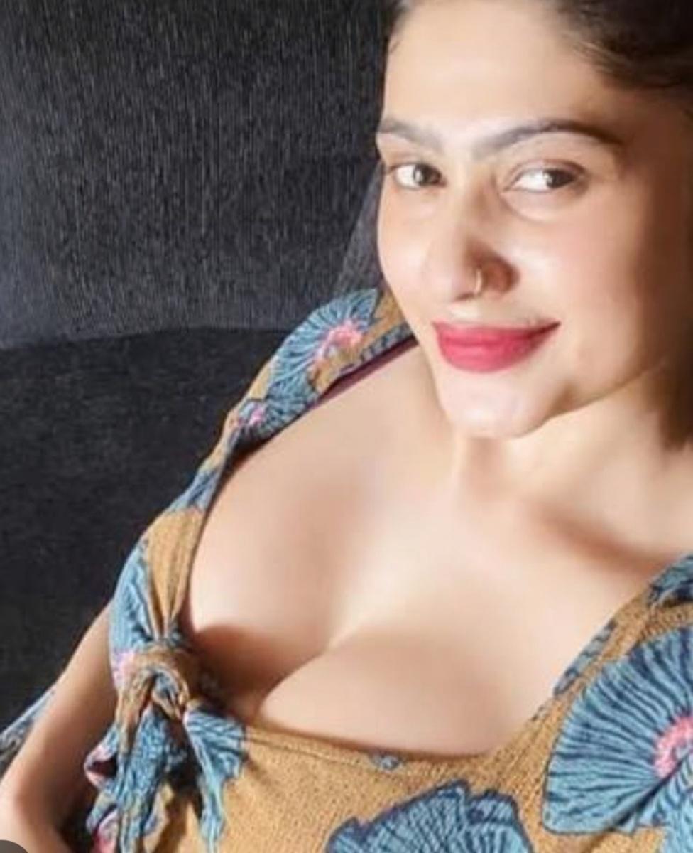 give-her-a-see-through-dress-ami9j2bvob