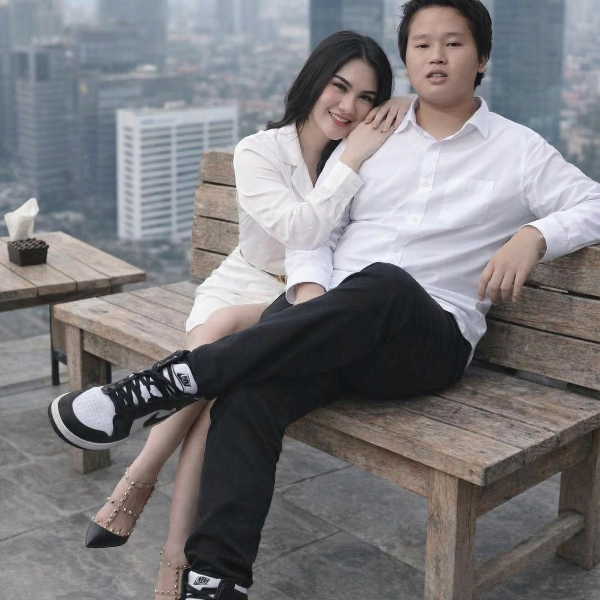 jadikan-foto-kedua-duduk-di-samping-kiri-foto-cm8p4tav90