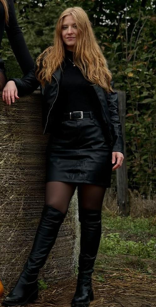 she-is-posing-3x6tk6zo79