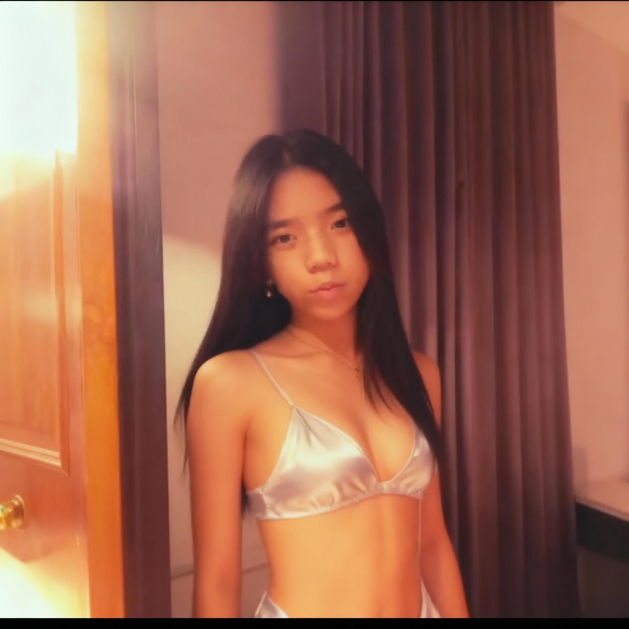 make-her-outfit-revealing-5ex8snbc70