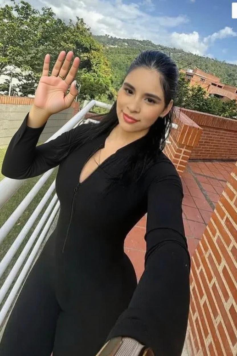 que-la-dama-haga-el-simbolo-de-paz-con-la-mano-69hjnivpan