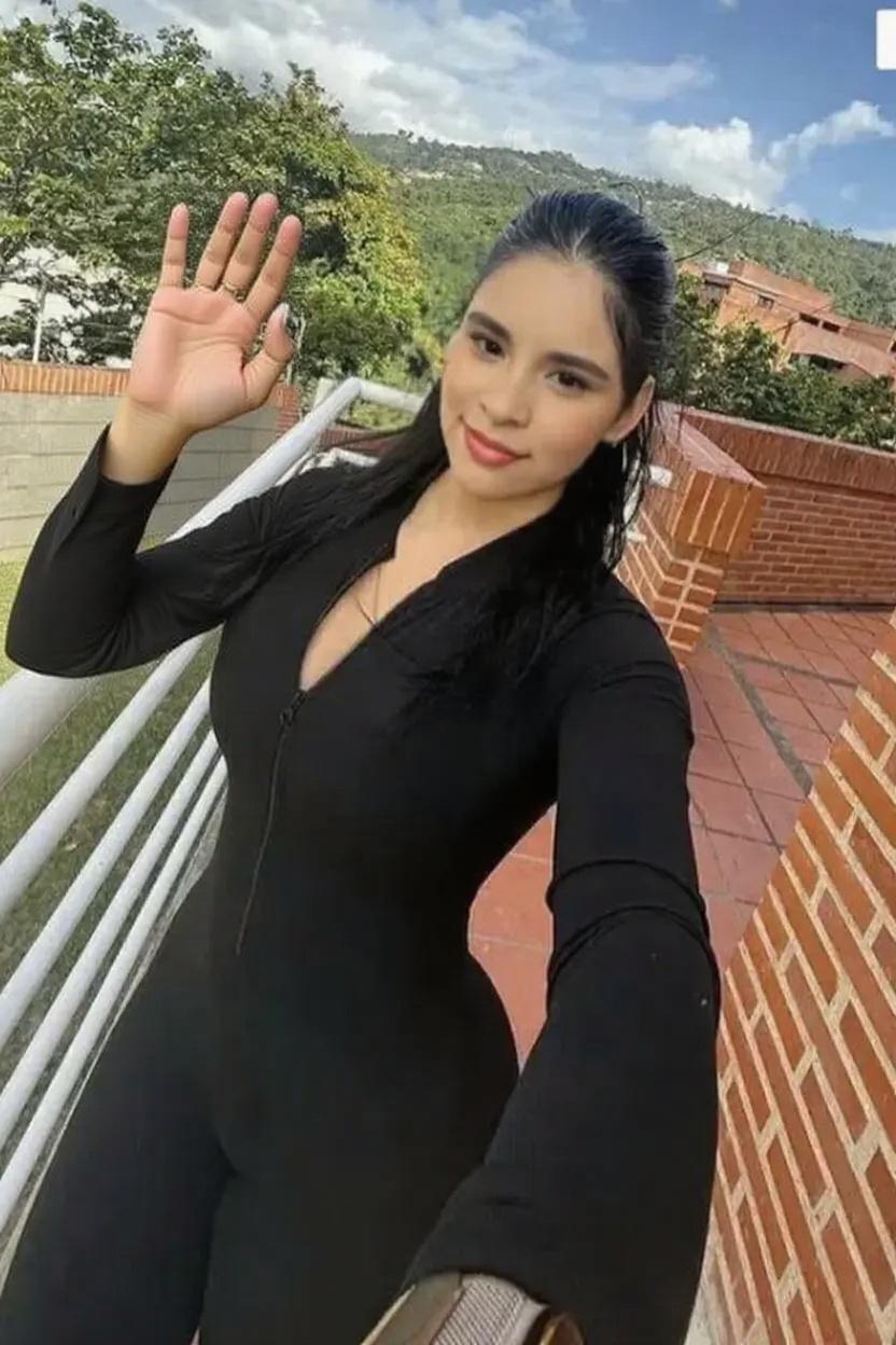 subir-los-dos-dedos-como-cuando-se-posa-para-la-2h2lvpqp95