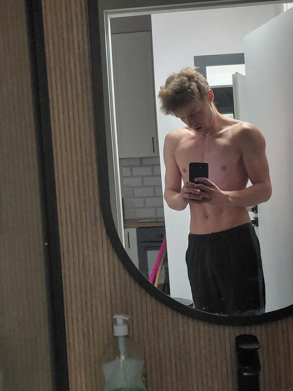 spraw-by-chlopak-ze-zdjecia-przybral-miesni-i-byl-iqfkx358mc