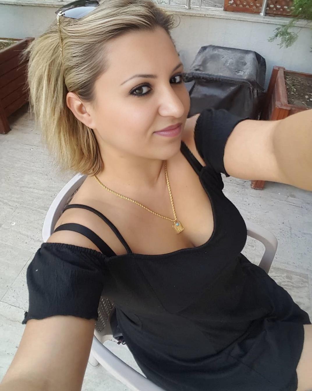 resimdeki-kadini-yatak-odasinda-yataga-uzanmis-231rqdkioo